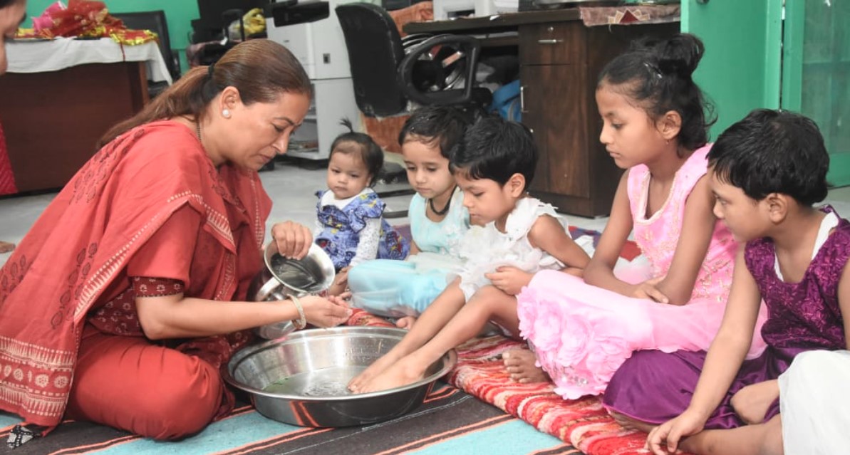 मंत्री रेखा आर्या ने बालिका निकेतन में किया कन्या पूजन