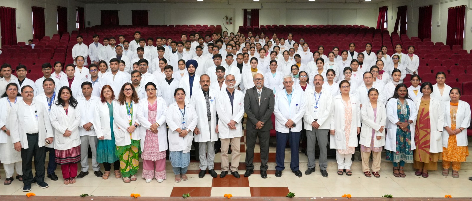 एस.जी.आर.आर.आई.एम.एण्ड एच.एस. के नव आगुंतक छात्र-छात्राओं की वाईट कोट सैरेमनी व चरक शपथ सम्पन्न